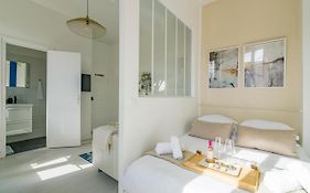 Proche Paris • Superbe studio refait à neuf •